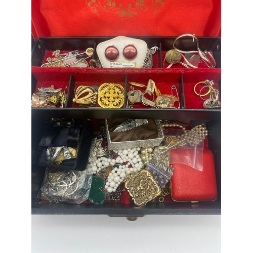 567 - BOX OF VARIOUS COSTUME JEWELLERY INCLUDING BROOCHES, BEADS AND WRISTWATCH