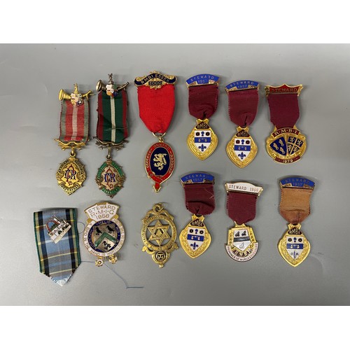 487 - BAG OF RMBI GILT MEDALLIONS AND AN ANCIENT ORDER OF THE FORRESTERS ENAMEL BADGES