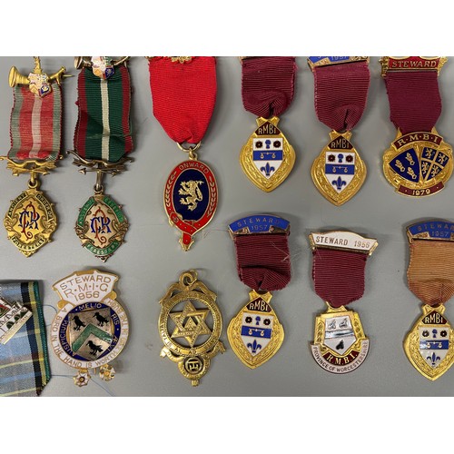 487 - BAG OF RMBI GILT MEDALLIONS AND AN ANCIENT ORDER OF THE FORRESTERS ENAMEL BADGES