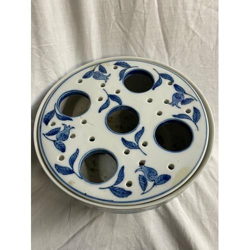 374 - SELECTION OF JAPANESE AND CHINESE PLATES, BOWLS, RETICULATED VASE