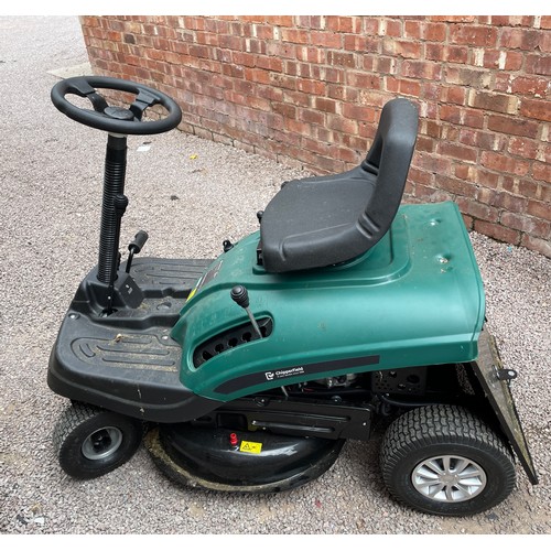 186 - CHIPPERFIELD C25-7 SIT ON AND RIDE LAWN MOWER WITH GRASS BASKET L139.5CM W68CM