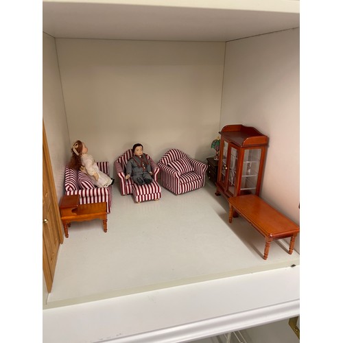 84 - GEORGIAN DESIGN TOWN HOUSE DOLLS HOUSE WITH BALUSTRADE AND QUALITY FURNITURE