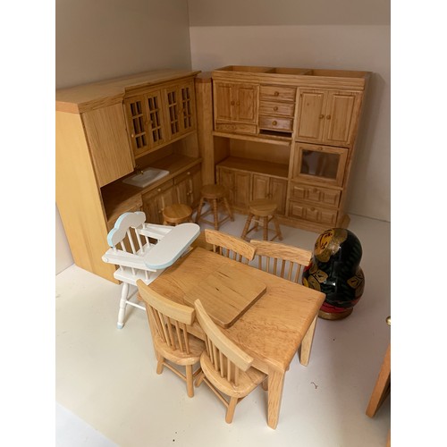 84 - GEORGIAN DESIGN TOWN HOUSE DOLLS HOUSE WITH BALUSTRADE AND QUALITY FURNITURE