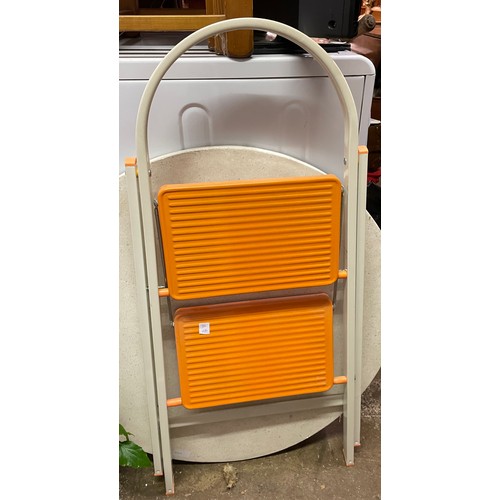 124 - METAL ORANGE TREAD STEP LADDER