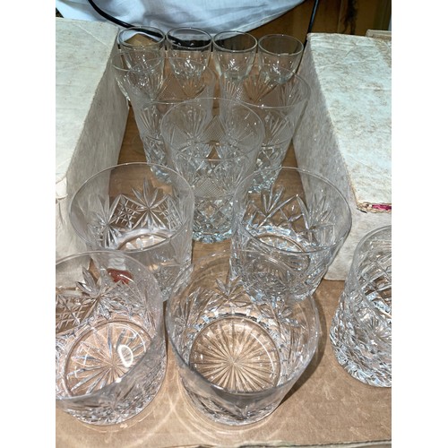 606 - SELECTION OF GLASSWARE