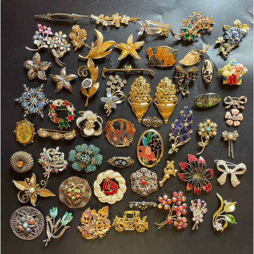 704 - BAG OF VARIOUS PASTE SET AND ENAMELLED LAPEL BROOCHES