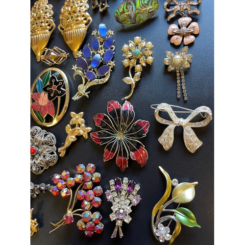 704 - BAG OF VARIOUS PASTE SET AND ENAMELLED LAPEL BROOCHES