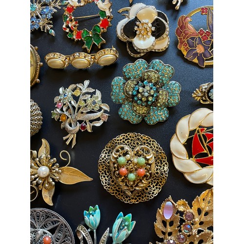 704 - BAG OF VARIOUS PASTE SET AND ENAMELLED LAPEL BROOCHES