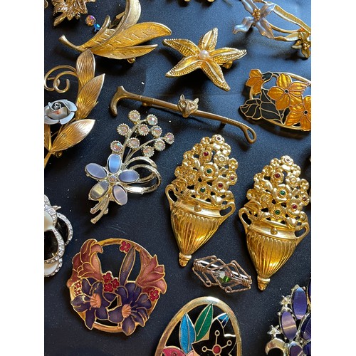 704 - BAG OF VARIOUS PASTE SET AND ENAMELLED LAPEL BROOCHES