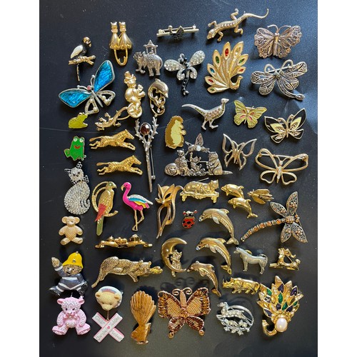 702 - BAG OF VARIOUS PLATED MARCASITE ANIMAL AND OTHER FLORAL BROOCHES