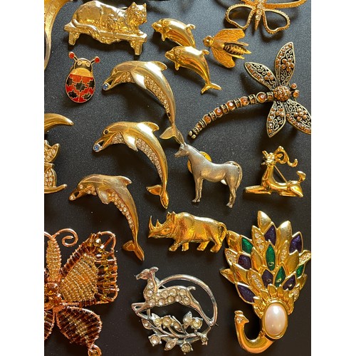 702 - BAG OF VARIOUS PLATED MARCASITE ANIMAL AND OTHER FLORAL BROOCHES