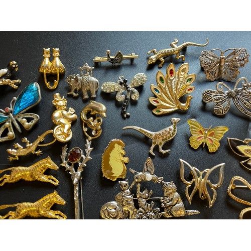 702 - BAG OF VARIOUS PLATED MARCASITE ANIMAL AND OTHER FLORAL BROOCHES