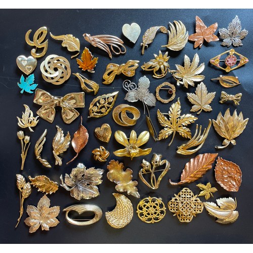 703 - BAG OF VARIOUS PLATED FLORAL SPRAY AND LEAF BROOCHES