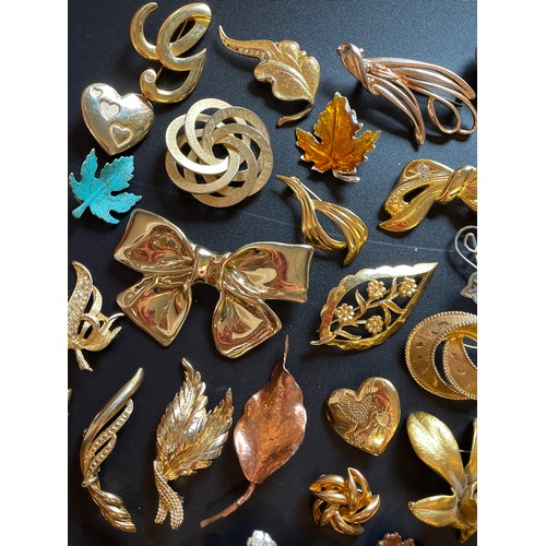 703 - BAG OF VARIOUS PLATED FLORAL SPRAY AND LEAF BROOCHES