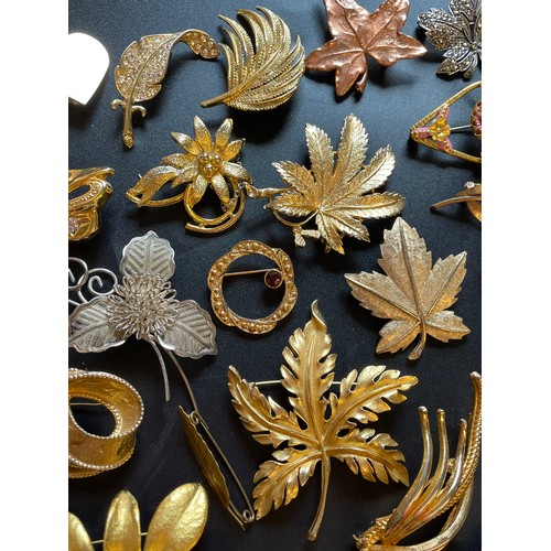 703 - BAG OF VARIOUS PLATED FLORAL SPRAY AND LEAF BROOCHES