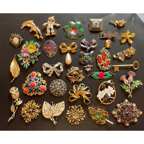 706 - BAG OF ENAMELLED STONE ENCRUSTED DECORATIVE BROOCHES