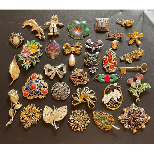 706 - BAG OF ENAMELLED STONE ENCRUSTED DECORATIVE BROOCHES