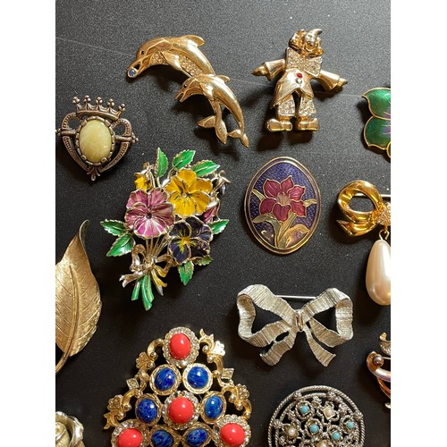 706 - BAG OF ENAMELLED STONE ENCRUSTED DECORATIVE BROOCHES