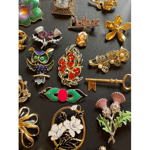 706 - BAG OF ENAMELLED STONE ENCRUSTED DECORATIVE BROOCHES