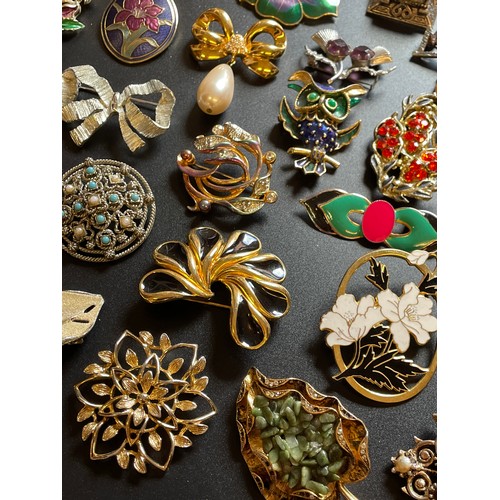 706 - BAG OF ENAMELLED STONE ENCRUSTED DECORATIVE BROOCHES