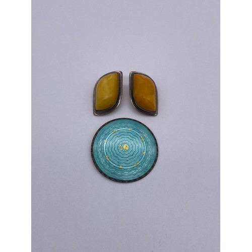 714 - 925 SILVER WATER MARKED GUILLOCHE ENAMEL AND GILDED ROUNDEL PENDANT AND A PAIR OF SILVER CABOCHON ST... 