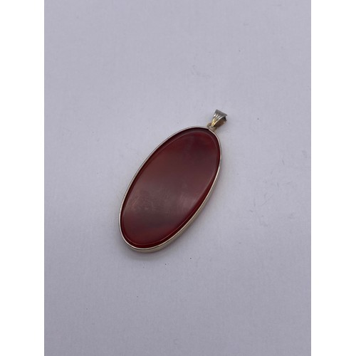 720 - UNMARKED YELLOW METAL OVAL MOUNTED AGATE PENDANT WITH CHINESE SCRIPT 8G APPROX OVERALL