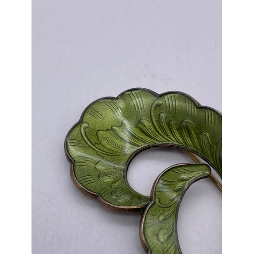 712 - NORWEGIAN SILVER AND GREEN GUILLOCHE ENAMEL INTERLACED LEAF BAR BROOCH