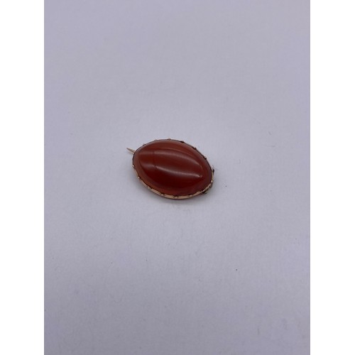 717 - ROSE METAL OVAL CARNELIAN SET BAR BROOCH 5G APPROX OVERALL