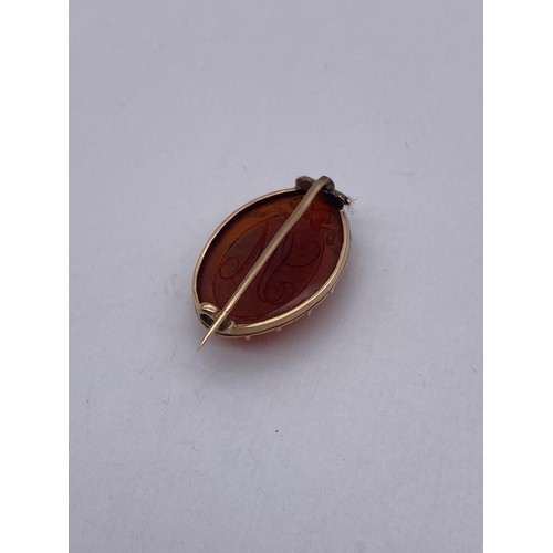 717 - ROSE METAL OVAL CARNELIAN SET BAR BROOCH 5G APPROX OVERALL