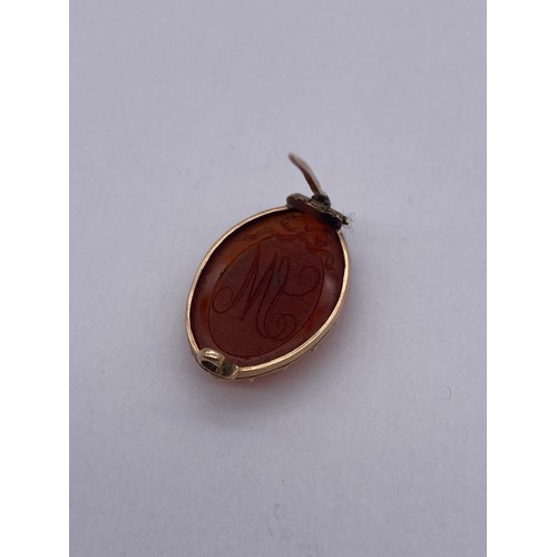 717 - ROSE METAL OVAL CARNELIAN SET BAR BROOCH 5G APPROX OVERALL