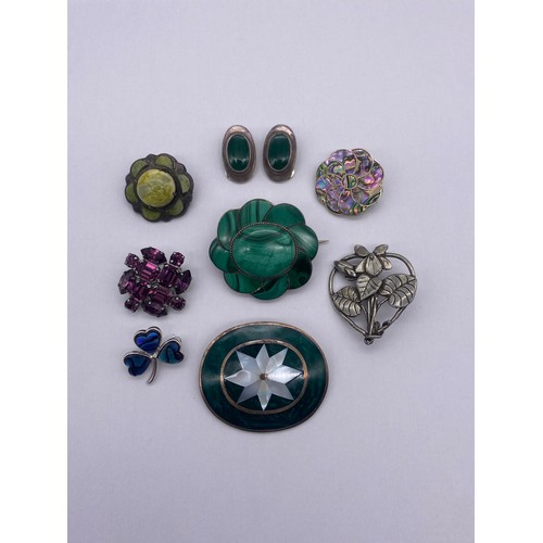 755 - PAIR OF 925 CLIP ON CABOCHON EARRINGS, MALACHITE BROOCH, PAU SHELL SWIRL BROOCH AND A SELECTION OF O... 