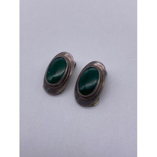 755 - PAIR OF 925 CLIP ON CABOCHON EARRINGS, MALACHITE BROOCH, PAU SHELL SWIRL BROOCH AND A SELECTION OF O... 