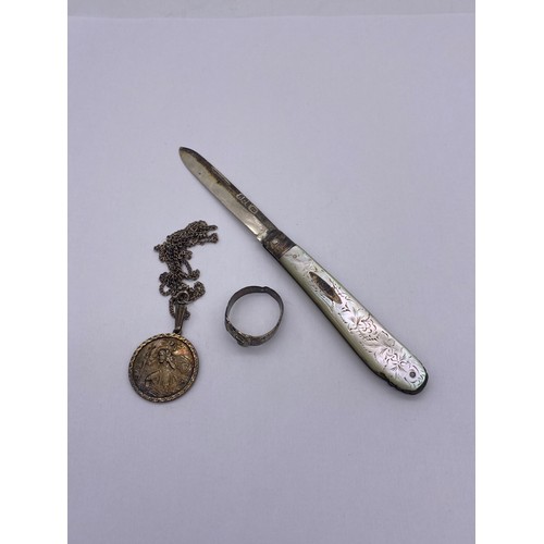 757 - SILVER BLADED MOTHER OF PEARL POCKET KNIFE, SILVER BUCKLE RING AND A ST.CHRISTOPHER PENDANT ON TRACE... 