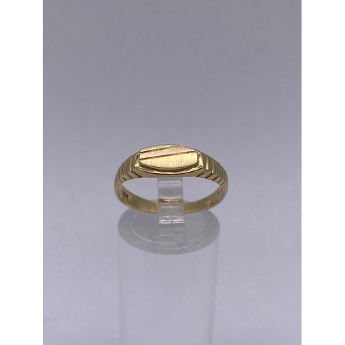 715 - YELLOW GOLD SIGNET RING WITH ROSE GOLD HORIZONTAL BAND STAMPED 585 SIZE R 2G APPROX