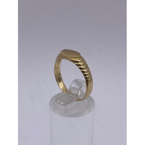 715 - YELLOW GOLD SIGNET RING WITH ROSE GOLD HORIZONTAL BAND STAMPED 585 SIZE R 2G APPROX