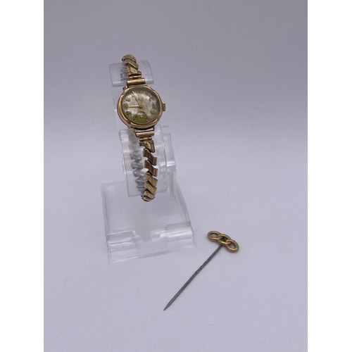 739 - 9CT GOLD CASED AVIA WRIST WATCH ON ELASTICATED ROLLED GOLF STRAP AND A 9CT GOLD LINK FINIAL STICK PI... 