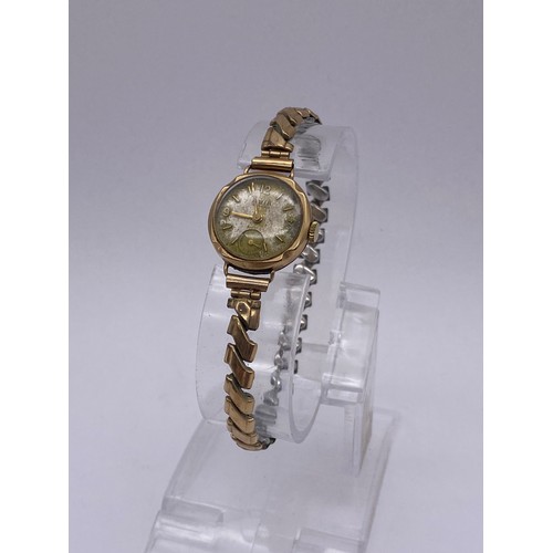 739 - 9CT GOLD CASED AVIA WRIST WATCH ON ELASTICATED ROLLED GOLF STRAP AND A 9CT GOLD LINK FINIAL STICK PI... 