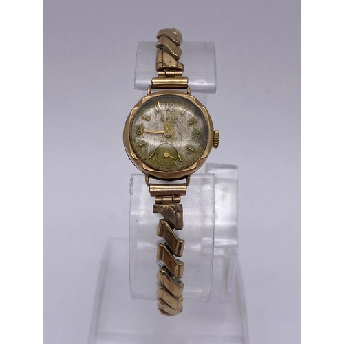 739 - 9CT GOLD CASED AVIA WRIST WATCH ON ELASTICATED ROLLED GOLF STRAP AND A 9CT GOLD LINK FINIAL STICK PI... 