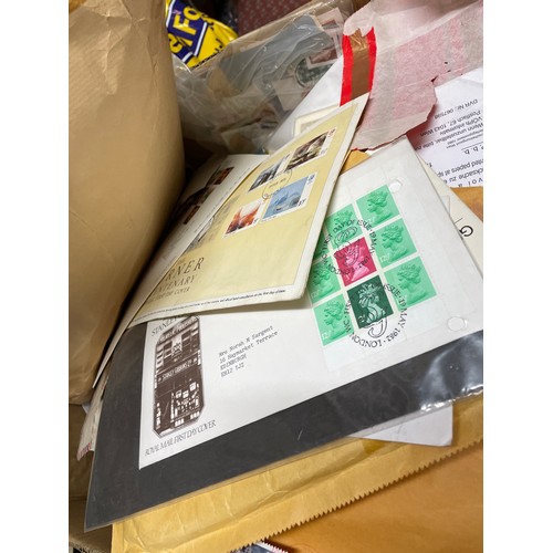 675 - LARGE BOX OF VARIOUS WORLD STAMPS AND AIR MAIL CORRESPONDENCE WITH FRANKED STAMPS