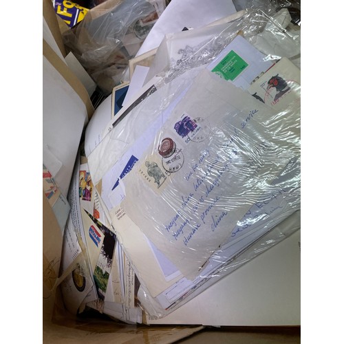 675 - LARGE BOX OF VARIOUS WORLD STAMPS AND AIR MAIL CORRESPONDENCE WITH FRANKED STAMPS