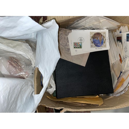 673 - LARGE BOX CONTAINING BAGS OF FRANKED WORLD STAMPS, AN ARRAY OF STAMP ALBUMS AND PICTORIAL PICTURE ST... 