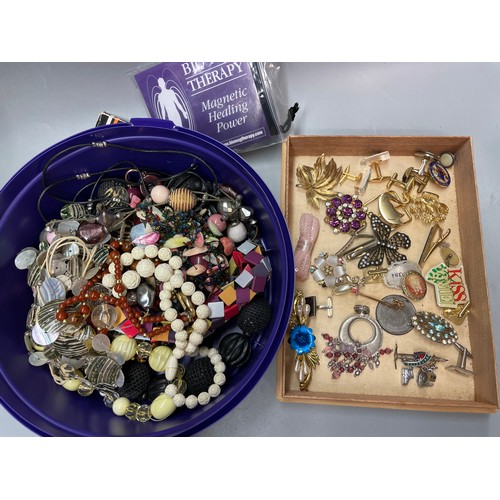 693 - TUB OF VARIOUS GLASS AND SIMULATED SHELL NECLACES, AND A TRAY OF COSTUME BROOCHES, LAPEL BADGES, TIE... 