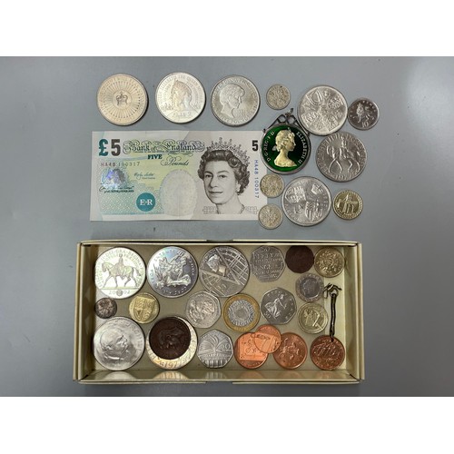 670 - SMALL TRAY OF JUBILEE CROWNS, CHURCHILL CROWNS, AND ENAMELLED PENDANT AND £5 NOTE