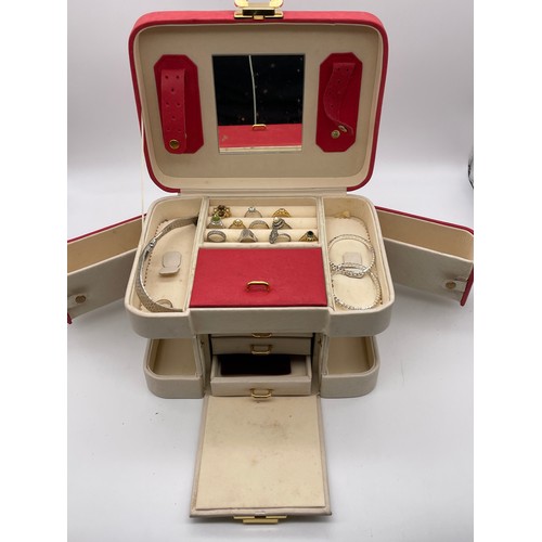 768 - RED AND CREAM TRAVELLING VANITY CASE JEWELLERY BOX CONTAINING MARCASITE AND CLUSTER DRESS RINGS AND ... 