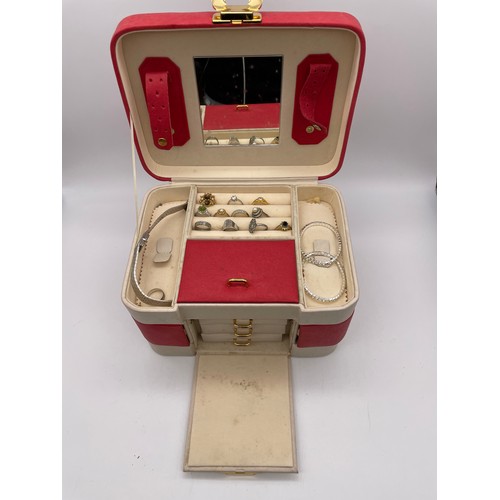 768 - RED AND CREAM TRAVELLING VANITY CASE JEWELLERY BOX CONTAINING MARCASITE AND CLUSTER DRESS RINGS AND ... 