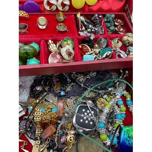 710 - RED JEWELLERY BOX WITH VARIOUS SETS OF EARRINGS, RINGS, PENDANTS AND POWDER COMPACT