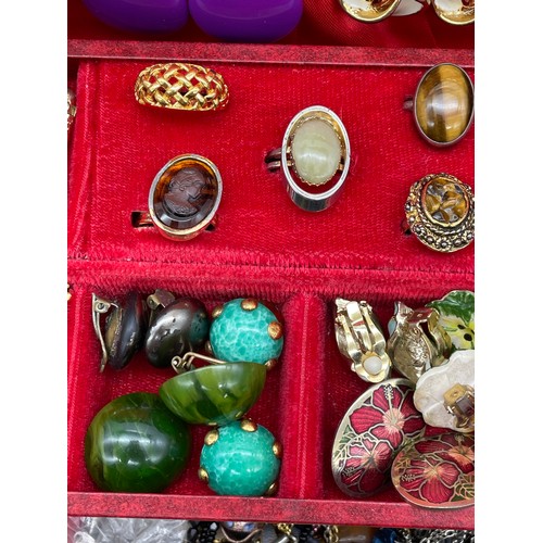 710 - RED JEWELLERY BOX WITH VARIOUS SETS OF EARRINGS, RINGS, PENDANTS AND POWDER COMPACT