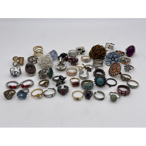 695 - SELECTION OF DECORATIVE STONE SET AND BEADED DRESS RINGS