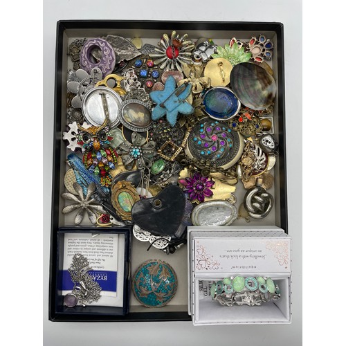 698 - VARIOUS COSTUME JEWELLERY, PENDANTS, ENAMEL PENDANTS, BROOCHES