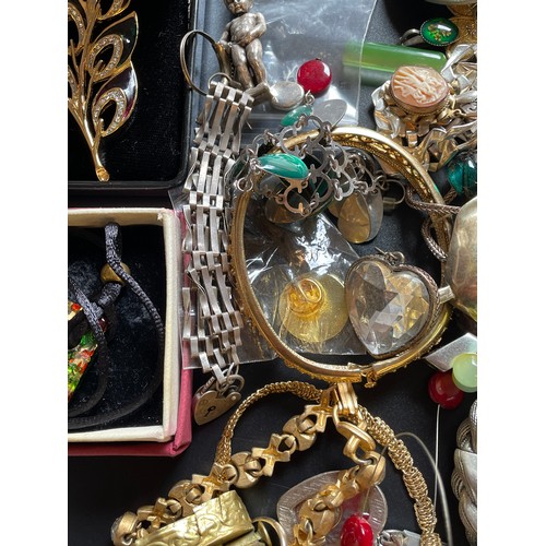 708 - BAG OF VARIOUS COSTUME JEWELLERY, BEADS, CHAINS, BRACELETS, AND BOXED JEWELLERY